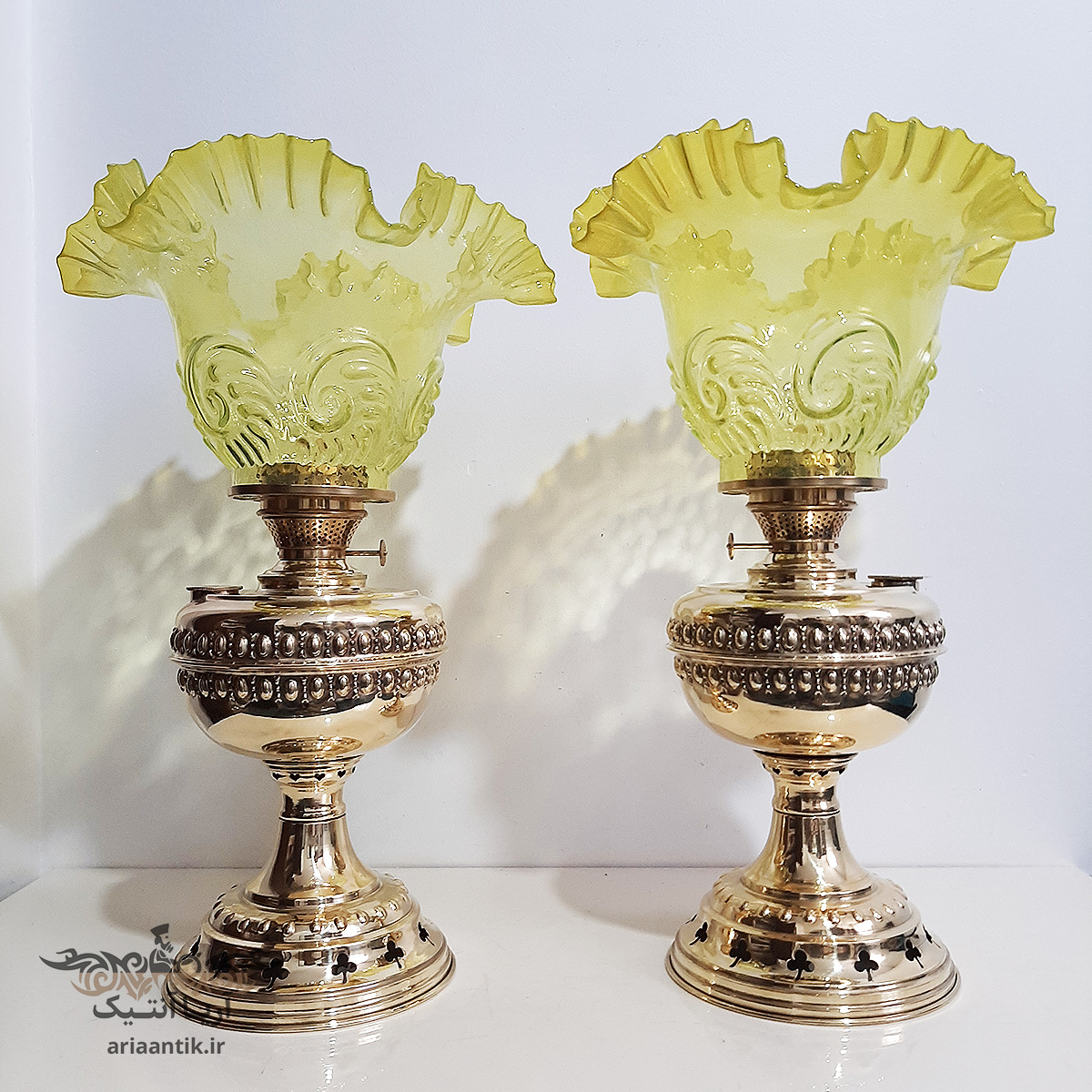 تصویر چراغ گردسوز برنجی طرح اروپایی 